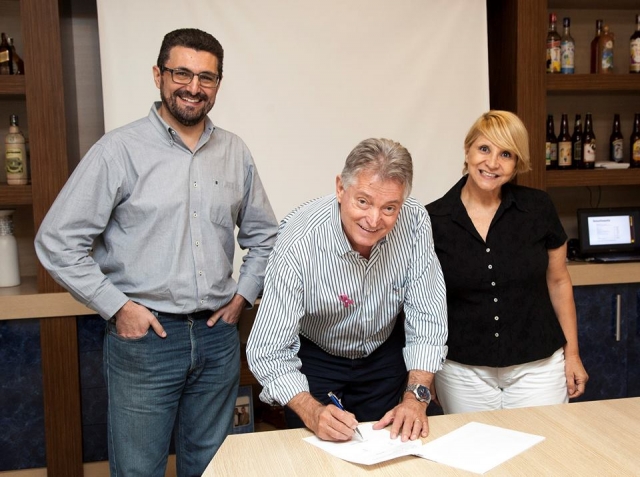 Firma de Acuerdo de comercialización